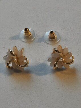 Brand New Elegant Flower Studs Earrings
